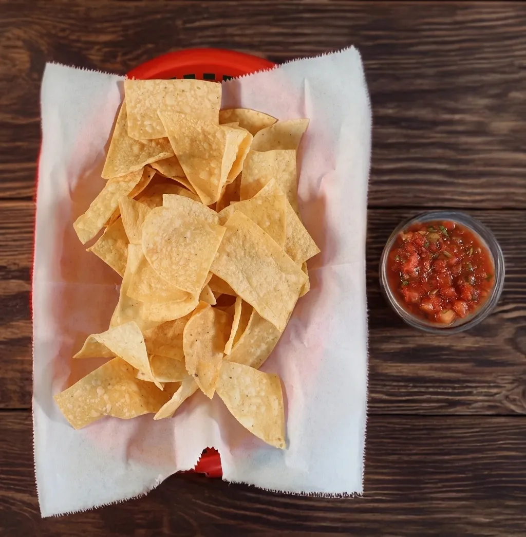 🍟 Side of chips and salsa