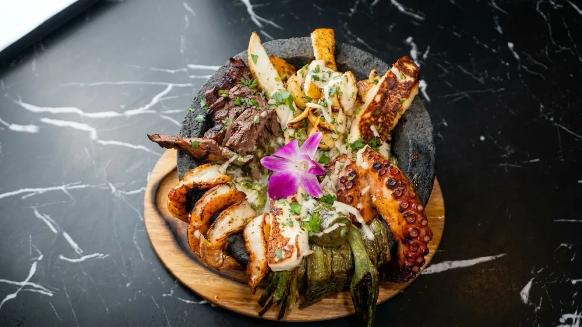 🍲 Molcajete Mar y Tierra